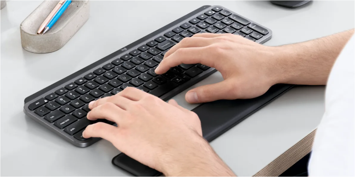 صفحهکلید با تکیهگاه کف دست